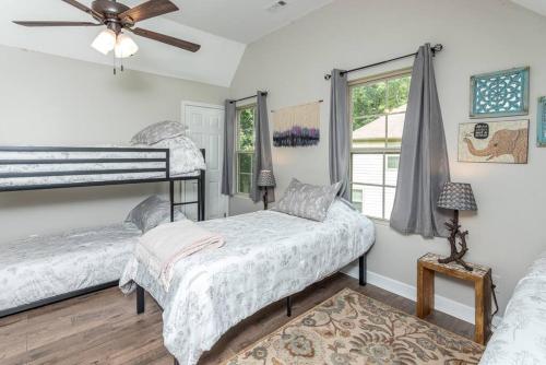 Center Hill Lake House - Charming 4 Bedroom