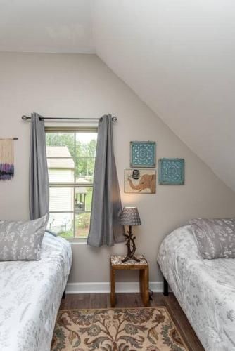 Center Hill Lake House - Charming 4 Bedroom