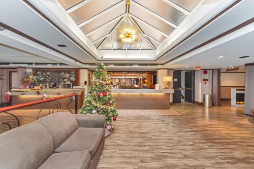 Lobby, The Bedford Regency Hotel in Victoria (BC)