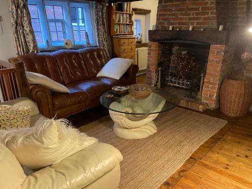 Cosy, historic, pet friendly cottage, Petworth in Petworth