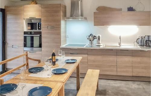 Nice home in Bannalec w/ WiFi and 3 Bedrooms - image 5