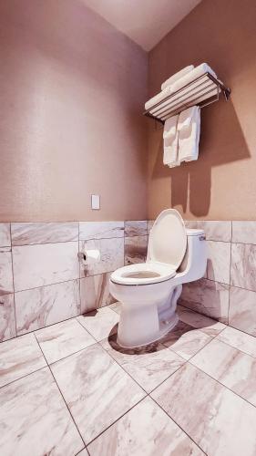 Luxury 53rd Flr Condo with Amazing Sunset View & Balcony NO ReFee at Palms Place, Las Vegas (photo 9)