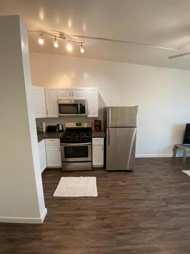Cozy andComfortable Hollywood Apartment