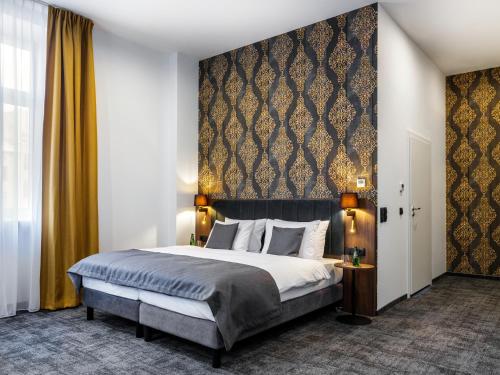 1 queen bed, 1 sofa bed
