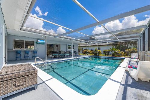 Fun, Relaxation, POOL, spacious, Sleeps 12- Villa Sea Crest Cottage