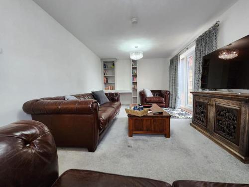 Spacious 3-bed Luxury Maidstone Kent Home - Wi-Fi & Parking