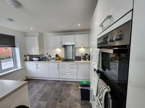 Spacious 3-bed Luxury Maidstone Kent Home - Wi-Fi & Parking