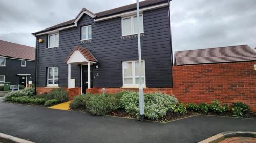 Spacious 3-bed Luxury Maidstone Kent Home - Wi-Fi & Parking