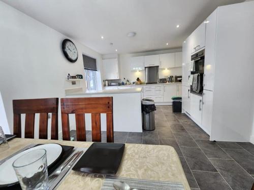 Spacious 3-bed Luxury Maidstone Kent Home - Wi-Fi & Parking