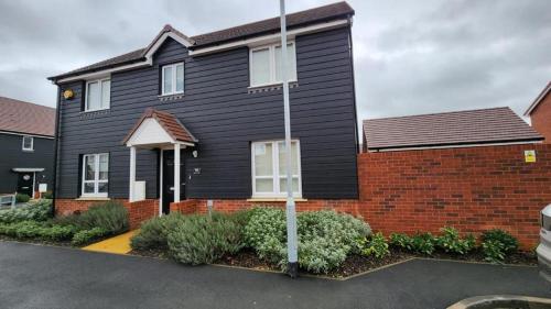 Spacious 3-bed Luxury Maidstone Kent Home - Wi-Fi & Parking