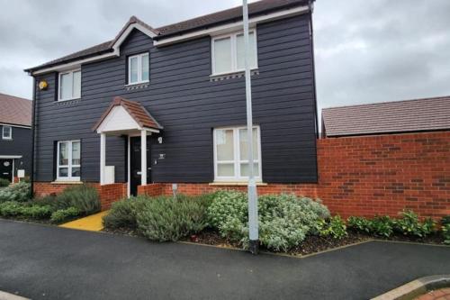 Spacious 3-bed Luxury Maidstone Kent Home - Wi-Fi & Parking