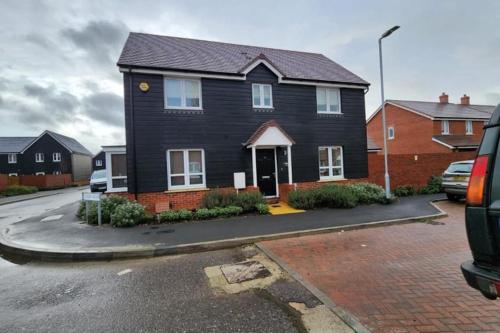 Spacious 3-bed Luxury Maidstone Kent Home - Wi-Fi & Parking in Boughton Monchelsea