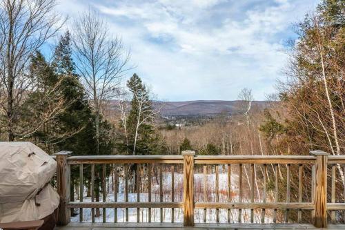 4BR / 3BA Smart Home w/ Hot Tub, Mountain View Ski in Stratton Valley, USA