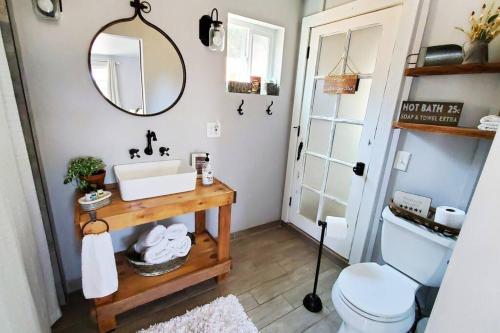 Rustic, country farmstay with friendly animals close to wineries and hiking in Ramona, USA