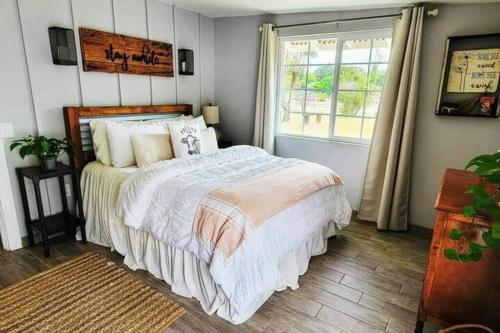 Rustic, country farmstay with friendly animals close to wineries and hiking in Ramona, USA