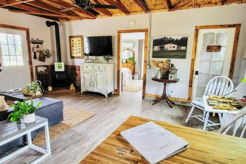 Rustic, country farmstay with friendly animals close to wineries and hiking