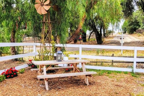 Rustic, country farmstay with friendly animals close to wineries and hiking