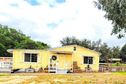 Rustic, country farmstay with friendly animals close to wineries and hiking