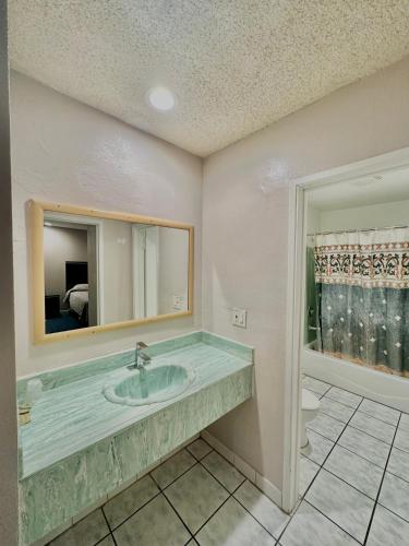 Tropic West Motel - Compton, CA