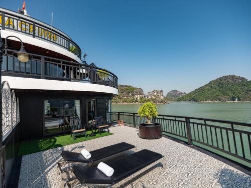 Presidential Suite with Private Terrace image 7