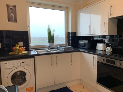 Cosy 2 bed flat near train station Basingstoke with FREE Parking!