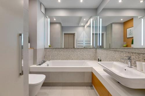 Rezydencja Marina Seaside & Free Parking by Downtown Apartments - image 2