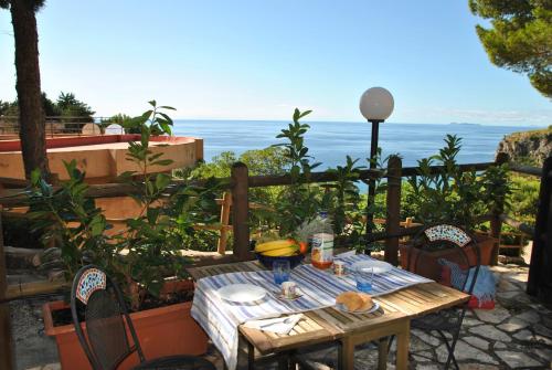 Villa with terrace overlooking the sea