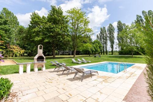 수영장, So Villa Ramenerie 45 - Heated pool - Basket - 1h30 from Paris - 26 beds in 퐁텐블로 시내