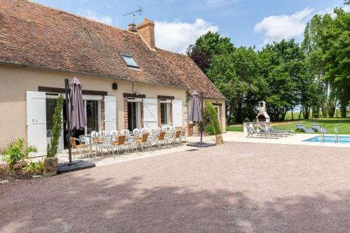 숙소 외관, So Villa Ramenerie 45 - Heated pool - Basket - 1h30 from Paris - 26 beds in 퐁텐블로 시내