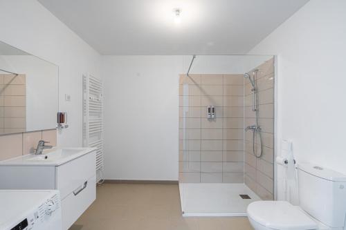 화장실, So Villa Ramenerie 45 - Heated pool - Basket - 1h30 from Paris - 26 beds in 퐁텐블로 시내