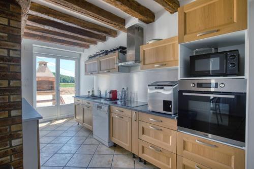 Kitchen, So Villa Les Houx 45 - Heated pool - Soccer - 2h from Paris - 30 beds in Chateau-Renard