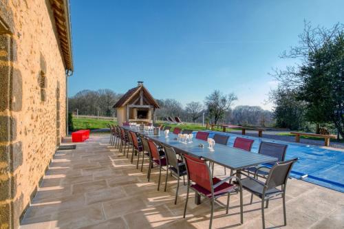 ระเบียง/ชานเรือน, Crazy Villa Chateaubert 28 - Heated pool - Basket - 2h Paris - 30p in ลาชาเปล-แซ็ง-แฟร