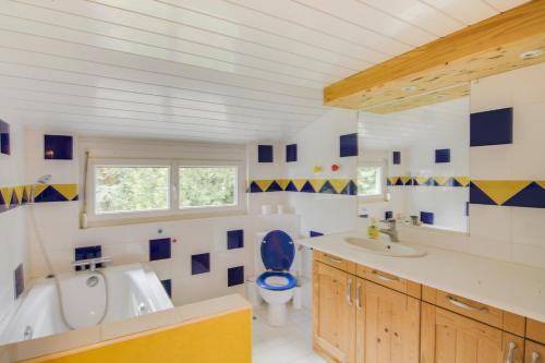 ห้องน้ำ, Crazy Villa Radar 89 - Heated pool - Multisports field - 2h Paris - 30p in ชาบลิ