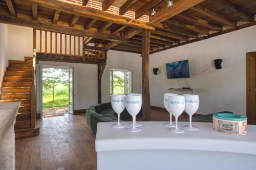 صالة مشتركة/ منطقة التلفزيون, Crazy Villa Le Petit Belair 18 - Heated pool - Foot - 2h Paris - 30p in أبينيي-سور-نير