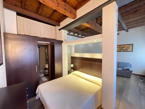 1 queen bed, 2 sofa beds