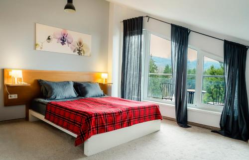 Apartment with Mountain View image 4