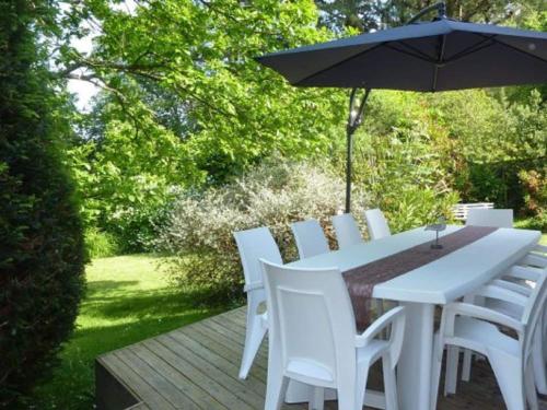 Pleasant holiday home in Clohars-Carnoët with garden