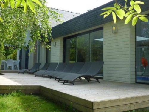 Pleasant holiday home in Clohars-Carnoët with garden