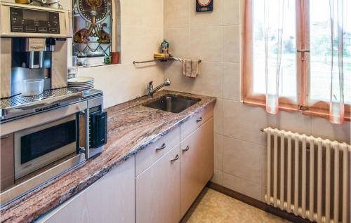 廚房, Awesome Home In Knoeringue With Sauna in 朗斯帕克勒巴