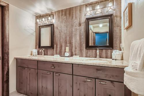 Park Place Peak 9 Condo Ski In Stroll To Shuttle in Breckenridge, USA