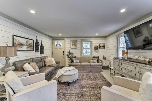Spacious Newland Home with Deck and Views in Newland, USA