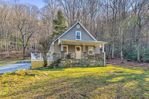 Spacious Newland Home with Deck and Views in Newland, USA