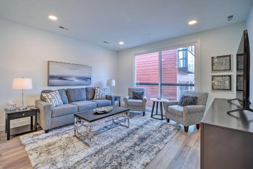 Downtown Traverse City Condo Less Than half Mi to Beach! in Traverse City, USA