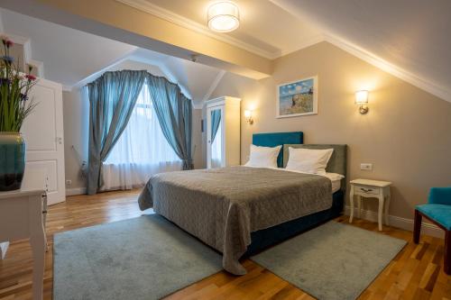 1 king bed, 1 sofa bed