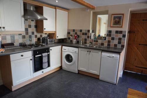 Acorn Cottage Ashover - image 8