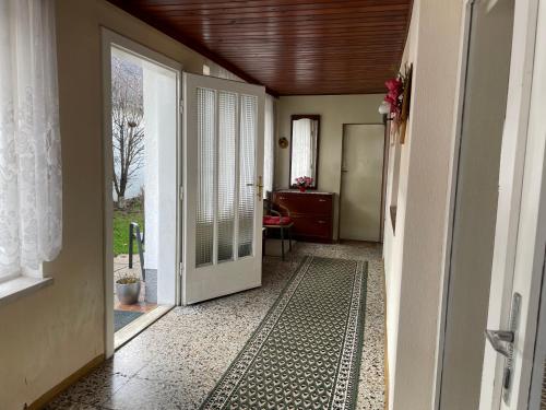 parveke/terassi, Cheap Outlet Center Apartment with Garden in Parndorf