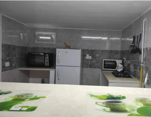 Kitchen, Studio, Cite la GAZELLE ,pas Jafar, quartier calme 10 min de l'aeroport pres du Technopark in Ariana