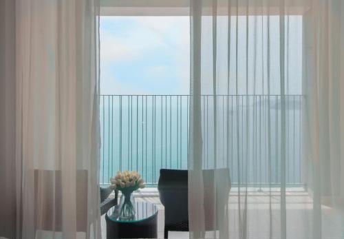 Deluxe family studio ocean view image 9