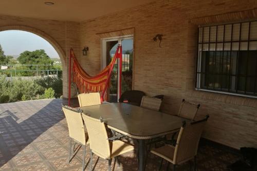Casa accesible de campo muy grande, con piscina y pistas in Paraje La Matanza