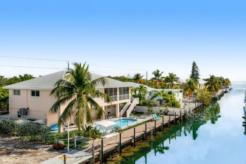 Pink Palm Canal Home in Marathon, USA